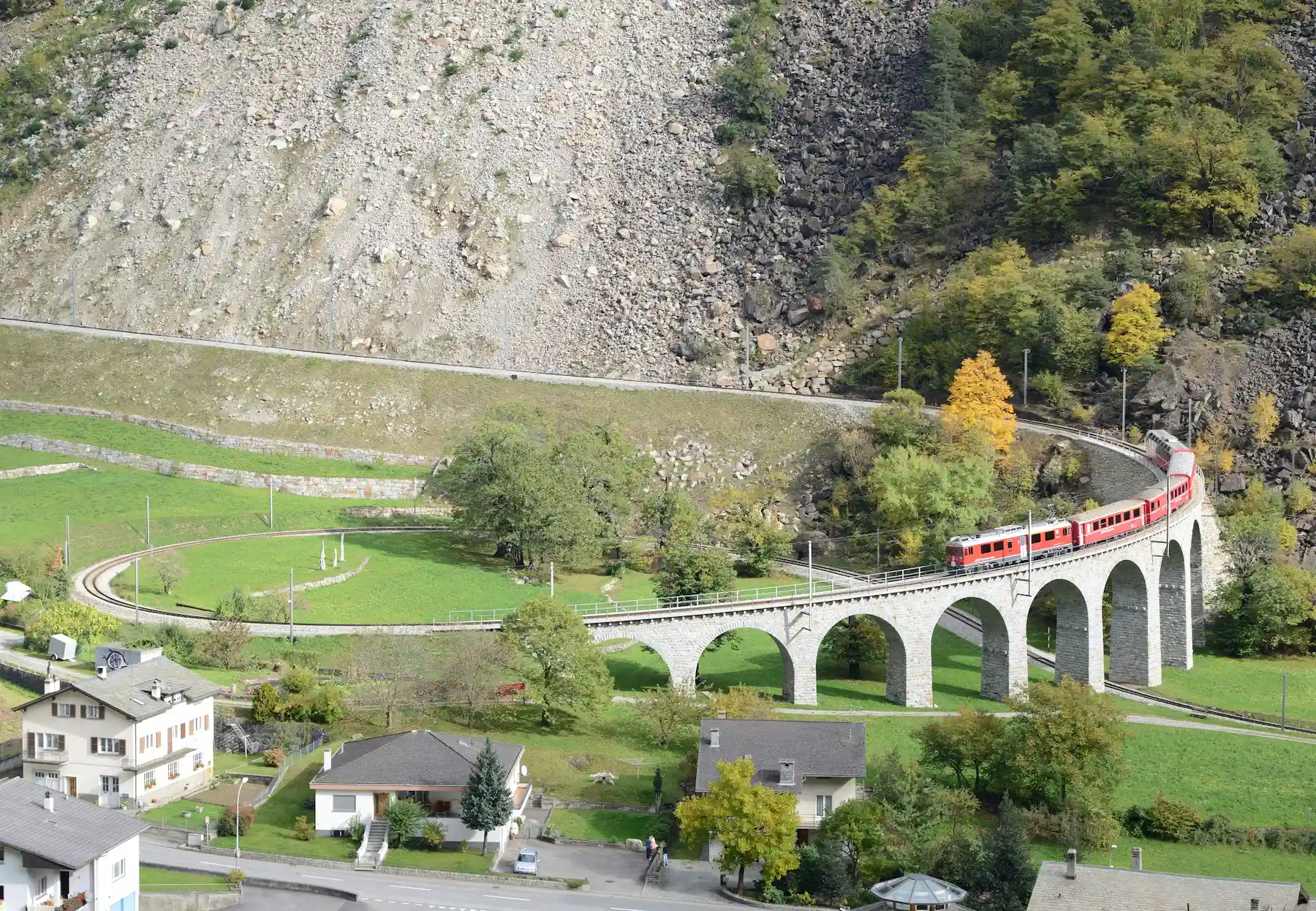 Campascio: Un Capolavoro Geografico lungo il Trenino Rosso